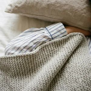 2. Nahaufnahme einer Deckenstruktur mit Fokus auf die Frage, wie man eine gewichtete decke asthma sicher im Alltag nutzt.