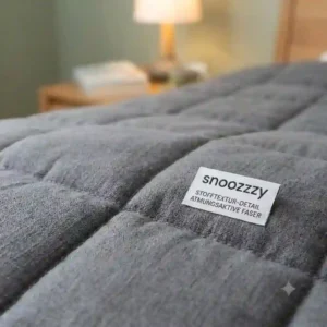 Nahaufnahme der atmungsaktiven Stofftextur während des Snoozzzy weighted blanket Tests.